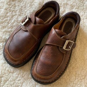 Born woman’s brown leather clogs , size 61/2